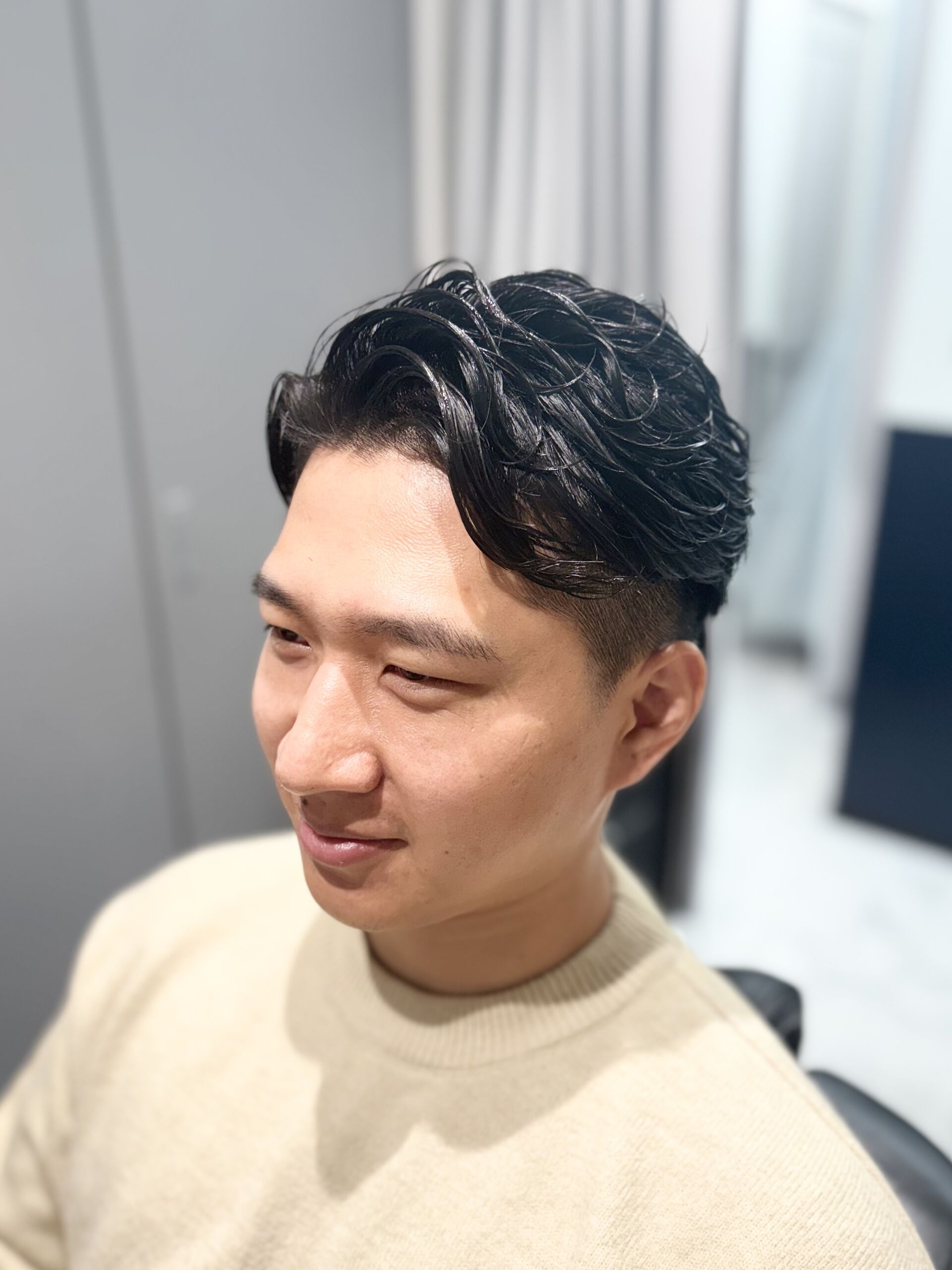 ピンパーマで根元の立ち上がりを再現するメンズスタイル解説｜Liberty Share BARBER