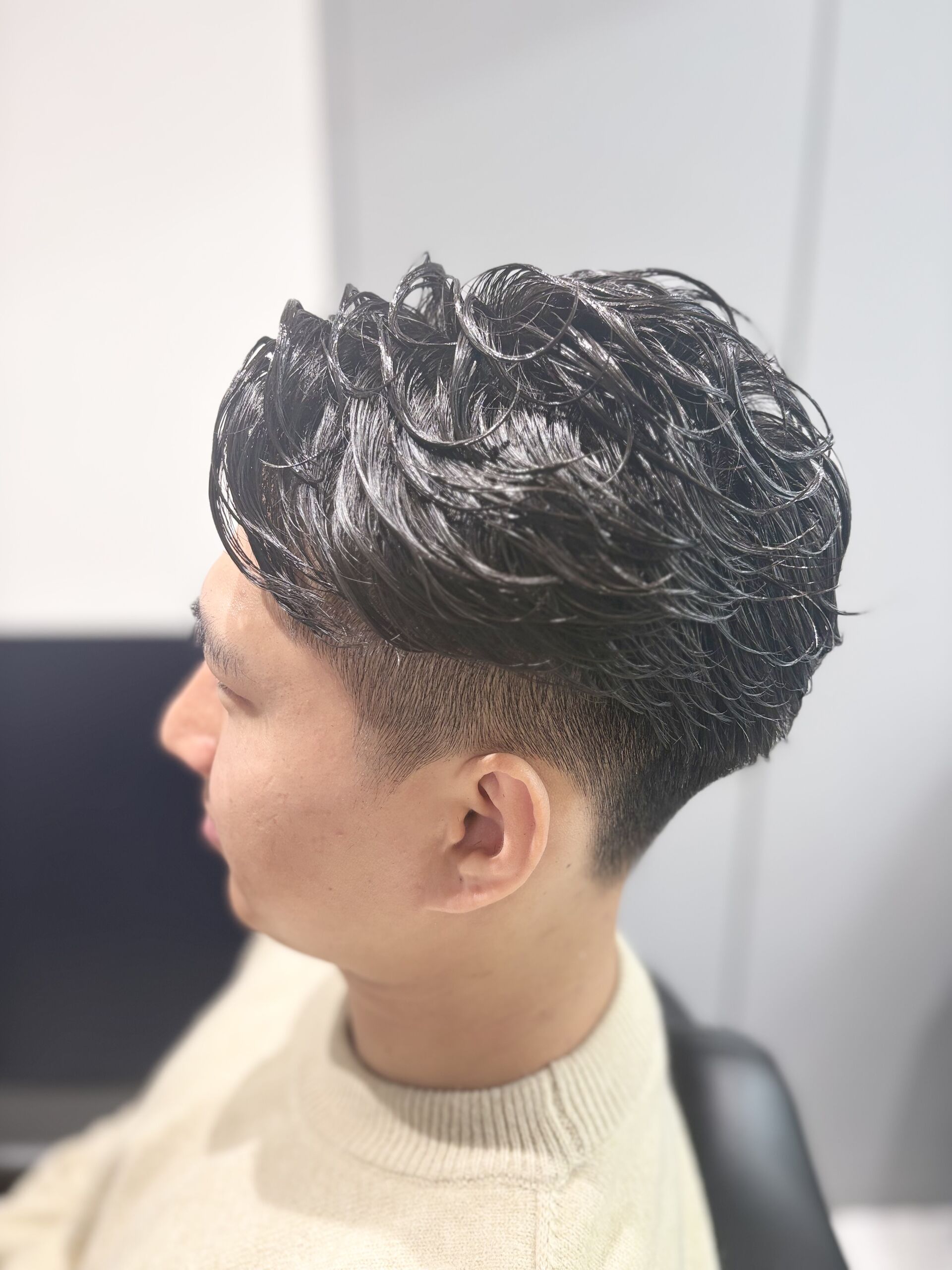 ピンパーマで根元の立ち上がりを再現するメンズスタイル解説｜Liberty Share BARBER