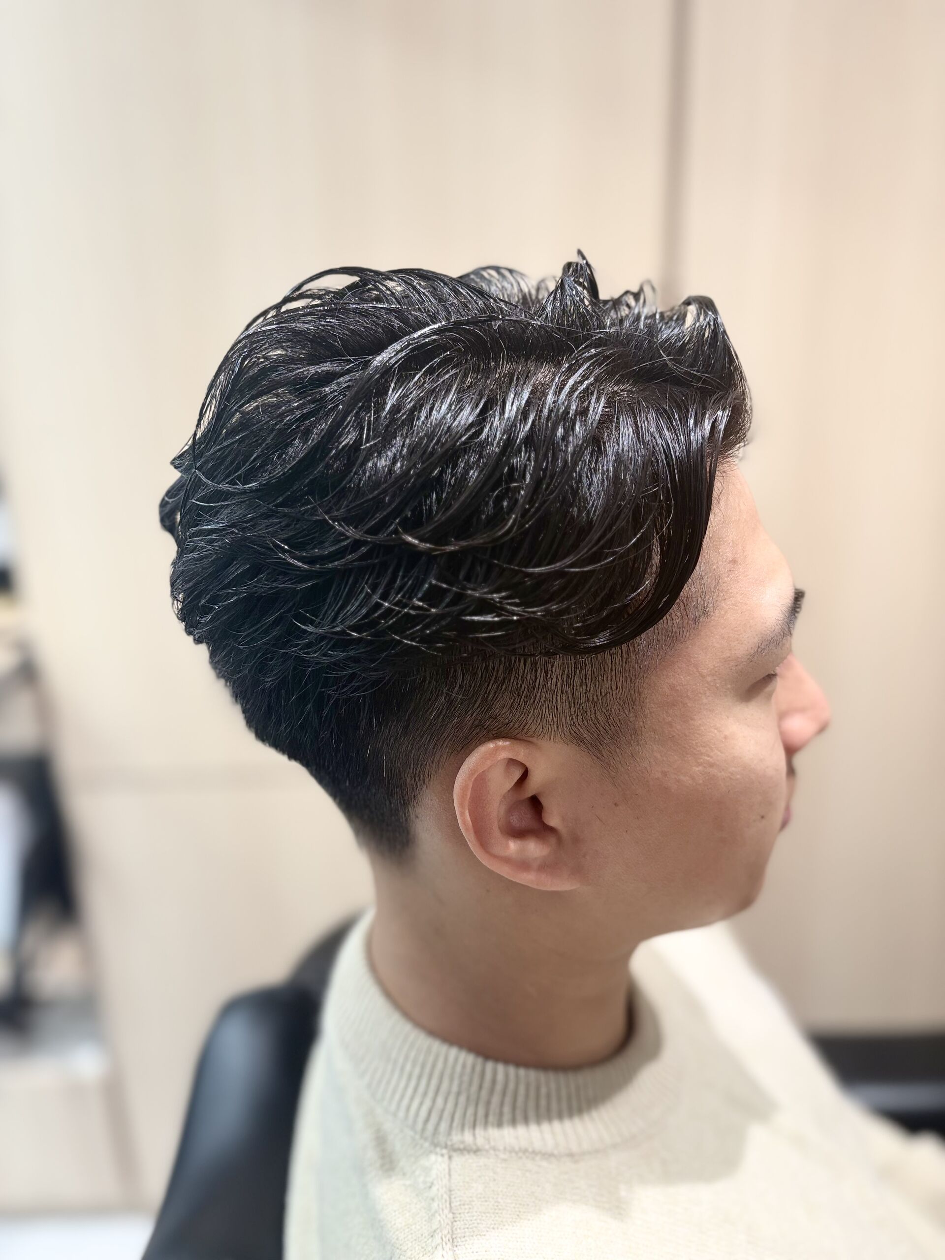 ピンパーマで根元の立ち上がりを再現するメンズスタイル解説｜Liberty Share BARBER
