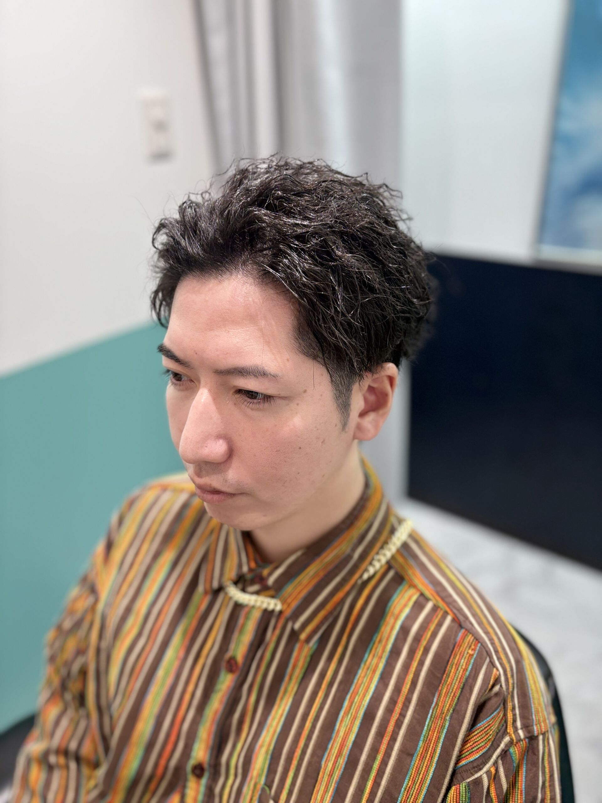 ツイストパーマ×オールバック      男らしさと色気を一気に引き上げる大人の選択
