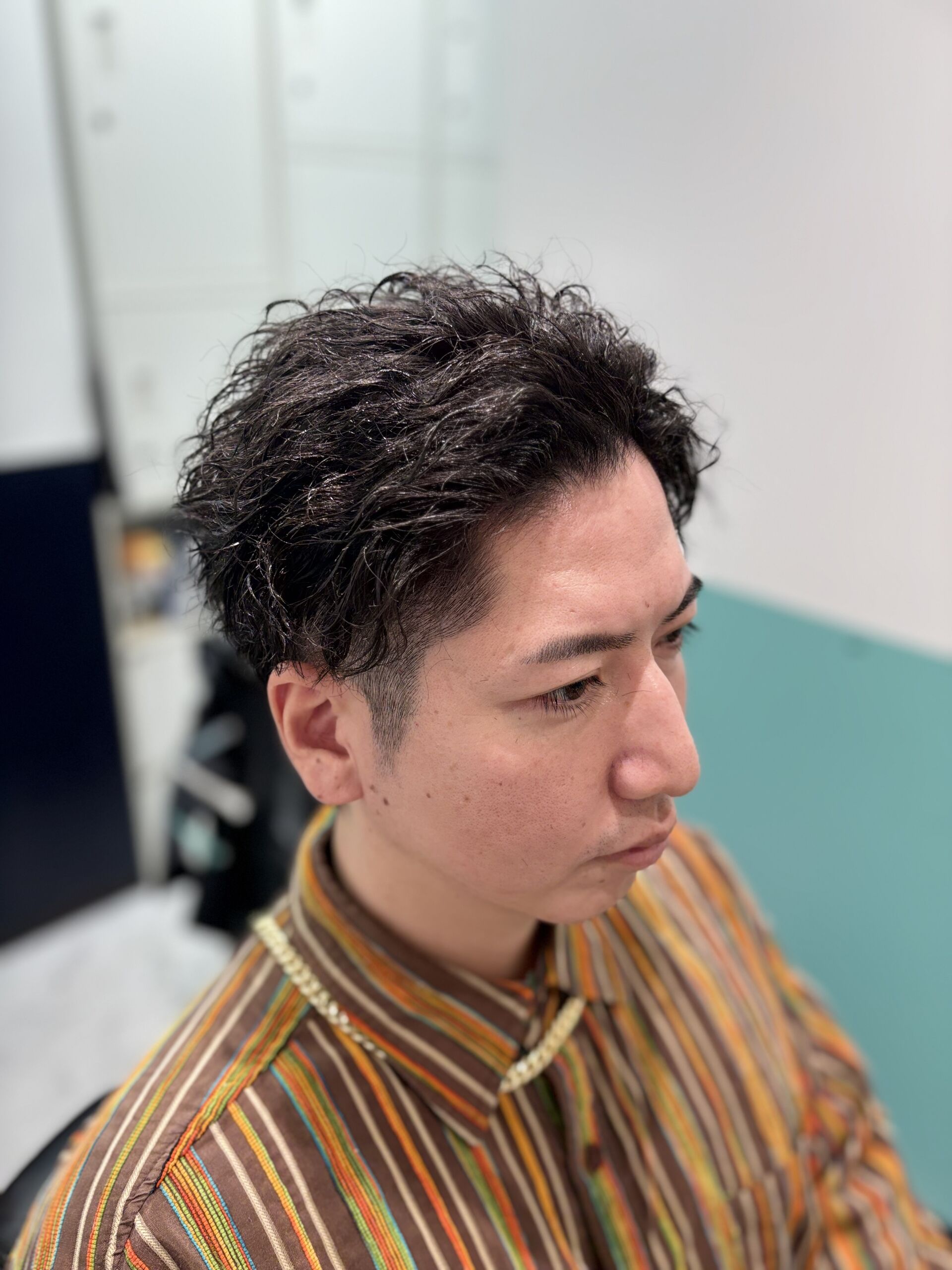 ツイストパーマ×オールバック      男らしさと色気を一気に引き上げる大人の選択