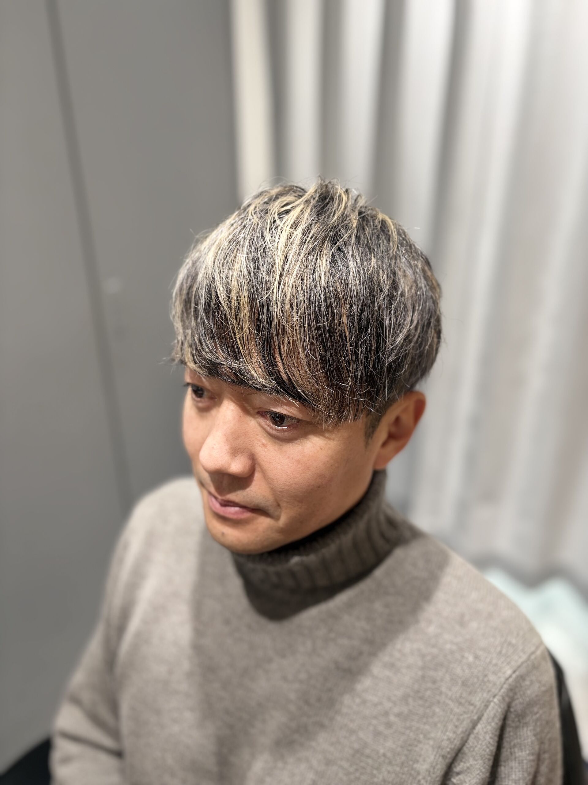 白髪を隠すから        白髪を活かす時代へ