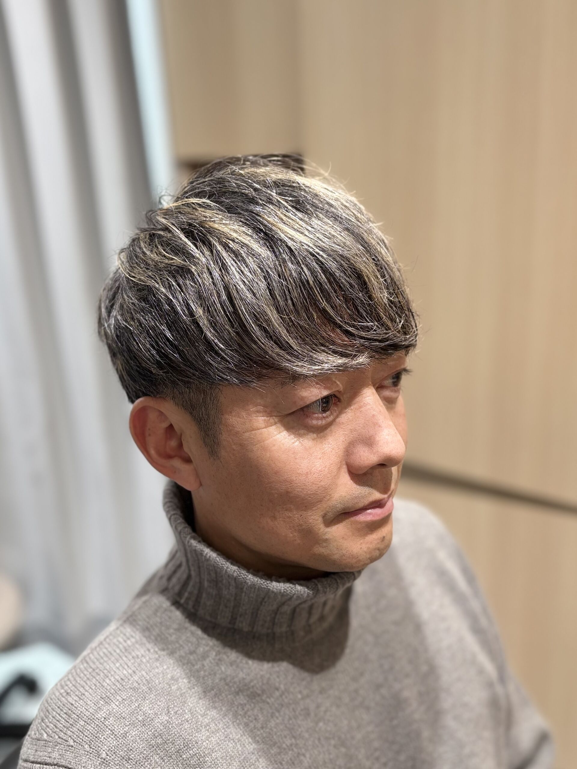 白髪を隠すから        白髪を活かす時代へ
