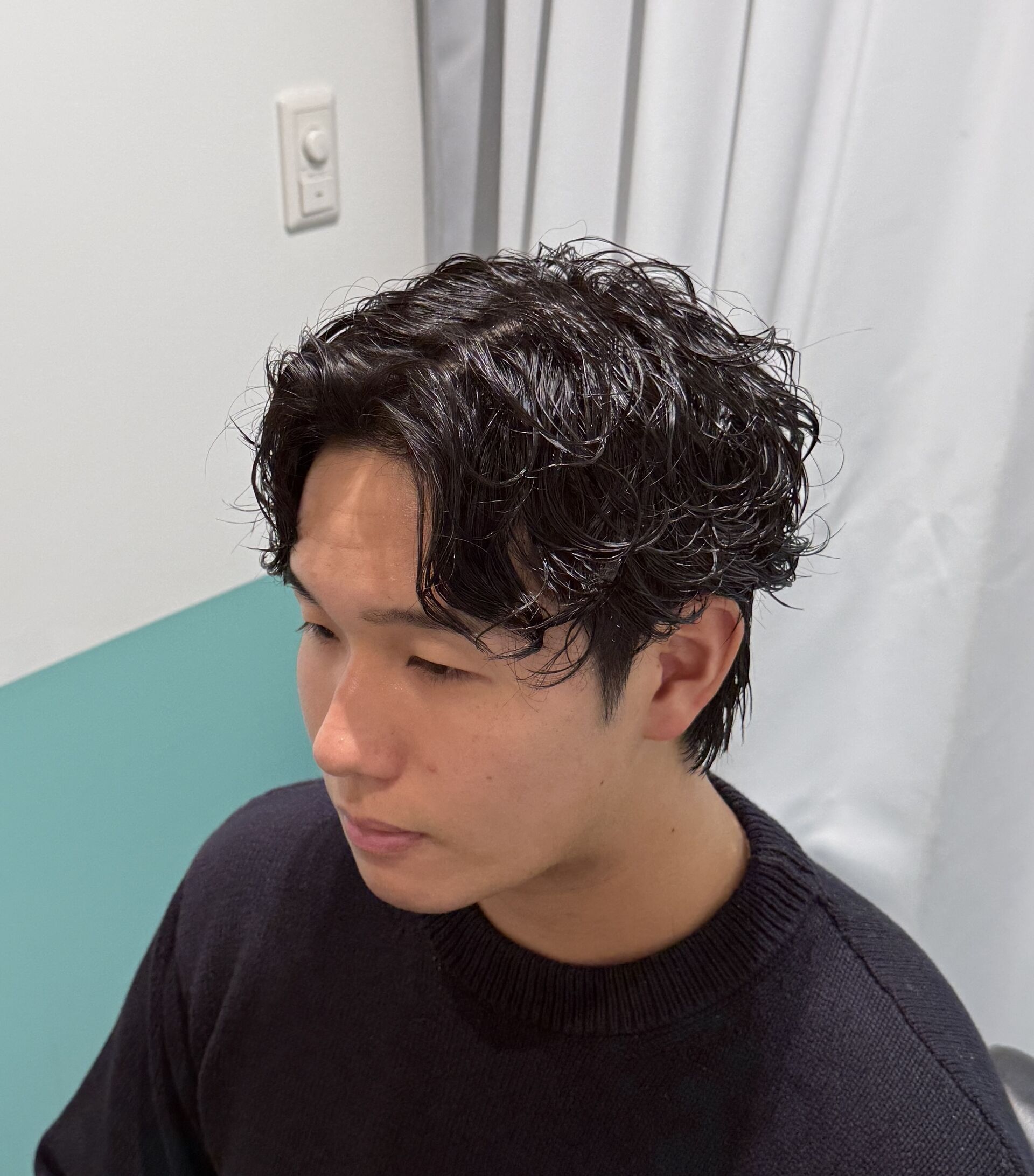シャドウパーマ×センターパートで叶える、自然な毛流れと大人の色気
